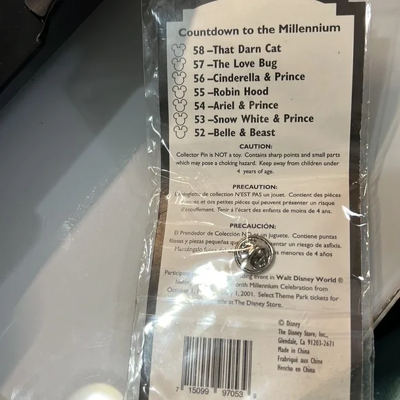 The Disney Store Year 2000 Snow White and Prince Charming Pin - Picture 2 of 2